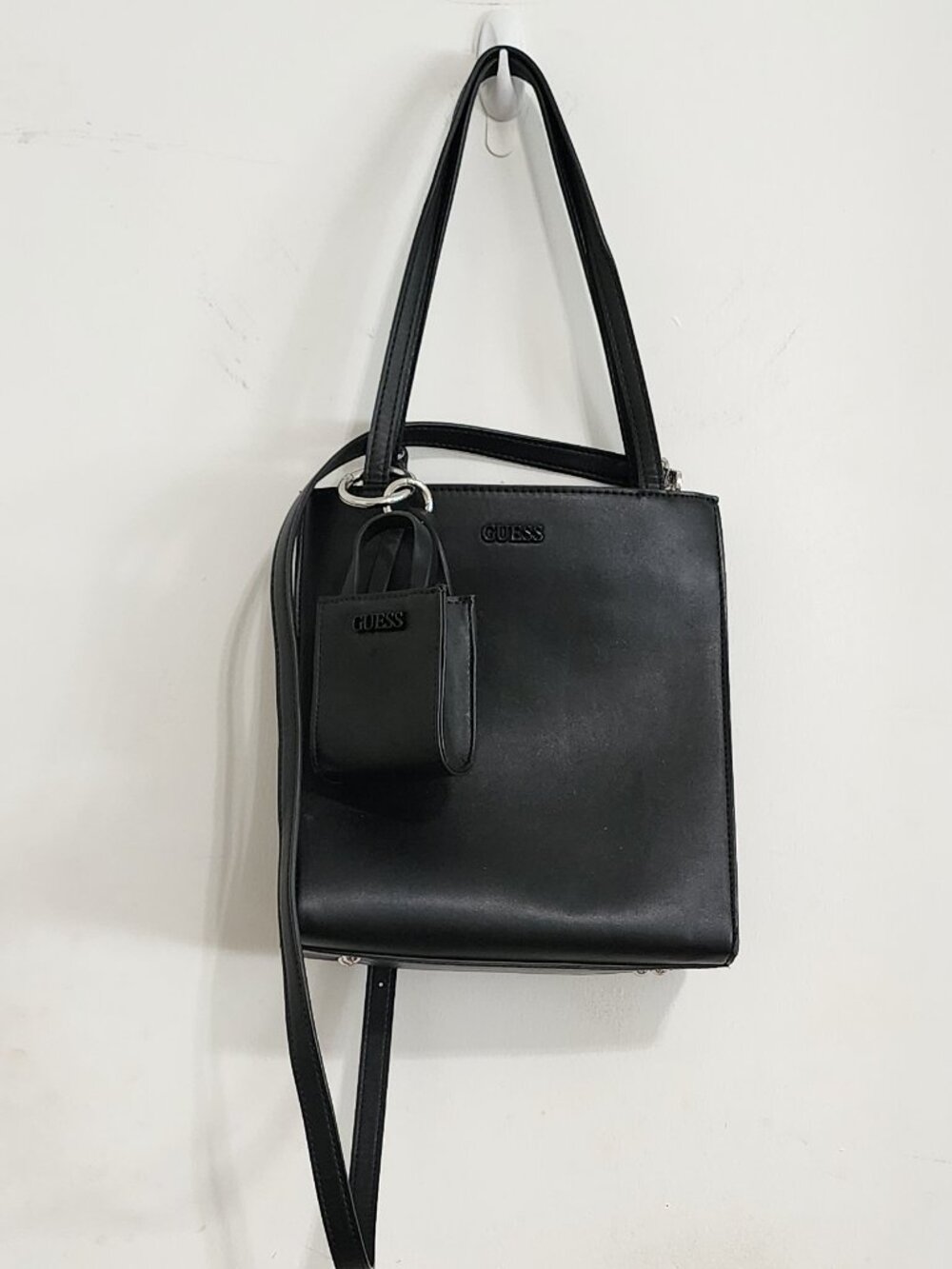 Ladies Guess Purse, Shoulder Straps And Carry Handles.